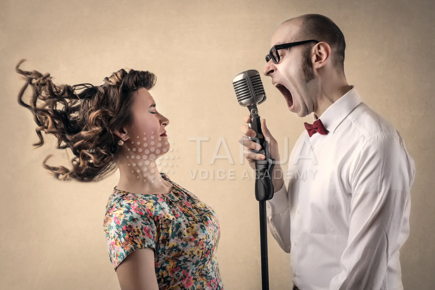 音域を広げるコツ：叫ばずに声を響かせるイメージ（マイクに向かう男性と髪がなびく女性）