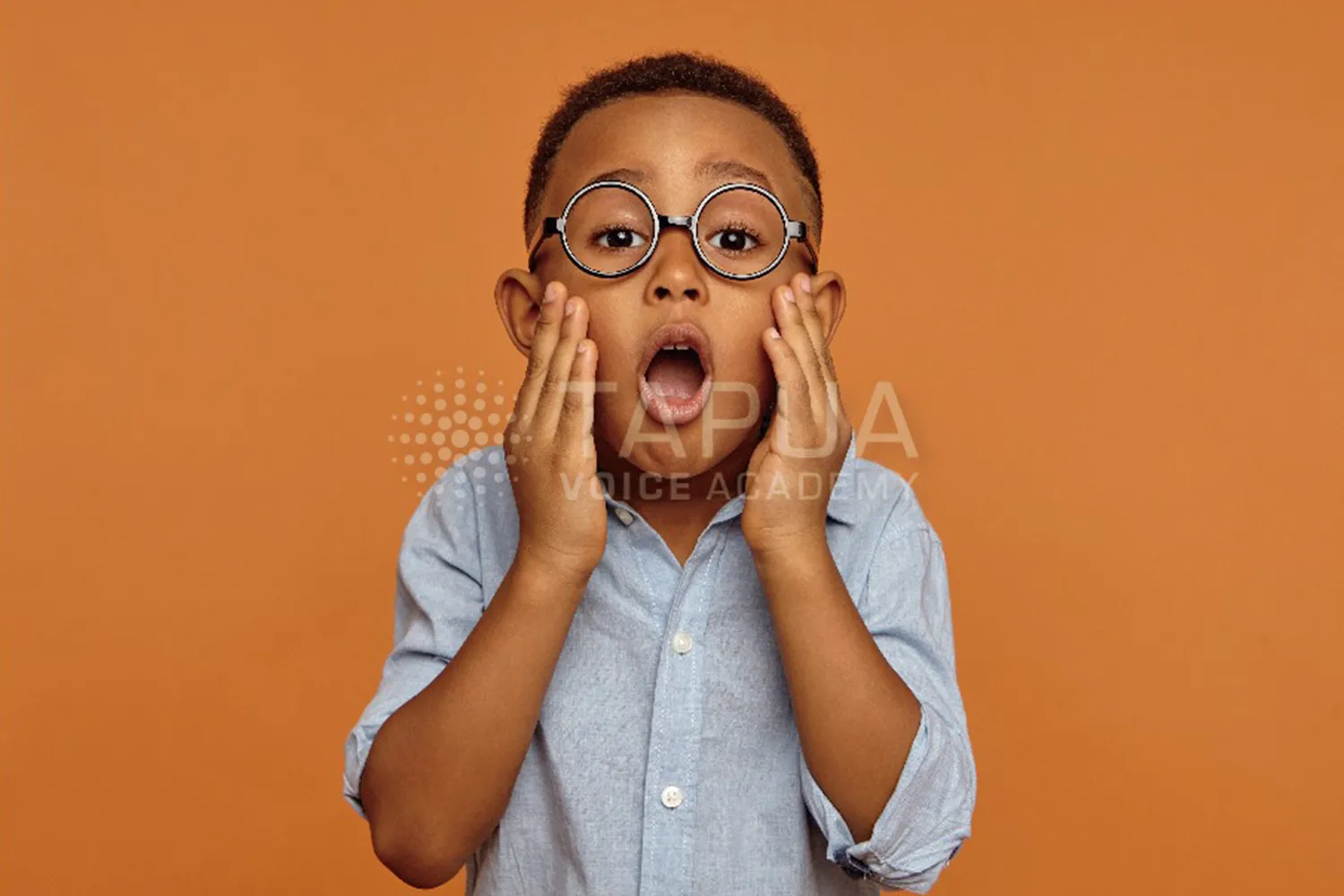 洋楽が上手くなる呼吸法と発声：日本語以上に息を多く使う英語の歌唱に対応するため、大自然で深呼吸するようにたっぷりのブレスを吸い込み、腹式呼吸で豊かな響きを作るイメージ画像