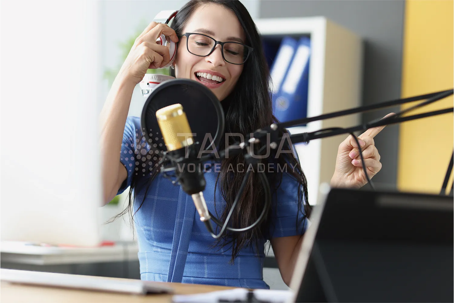 質の高いオンラインボイトレ完全ガイド：本格的なマイクとヘッドホンを準備し、対面レッスンと同等の音質・画質でボイストレーニングの成果を最大化させる受講環境のイメージ画像